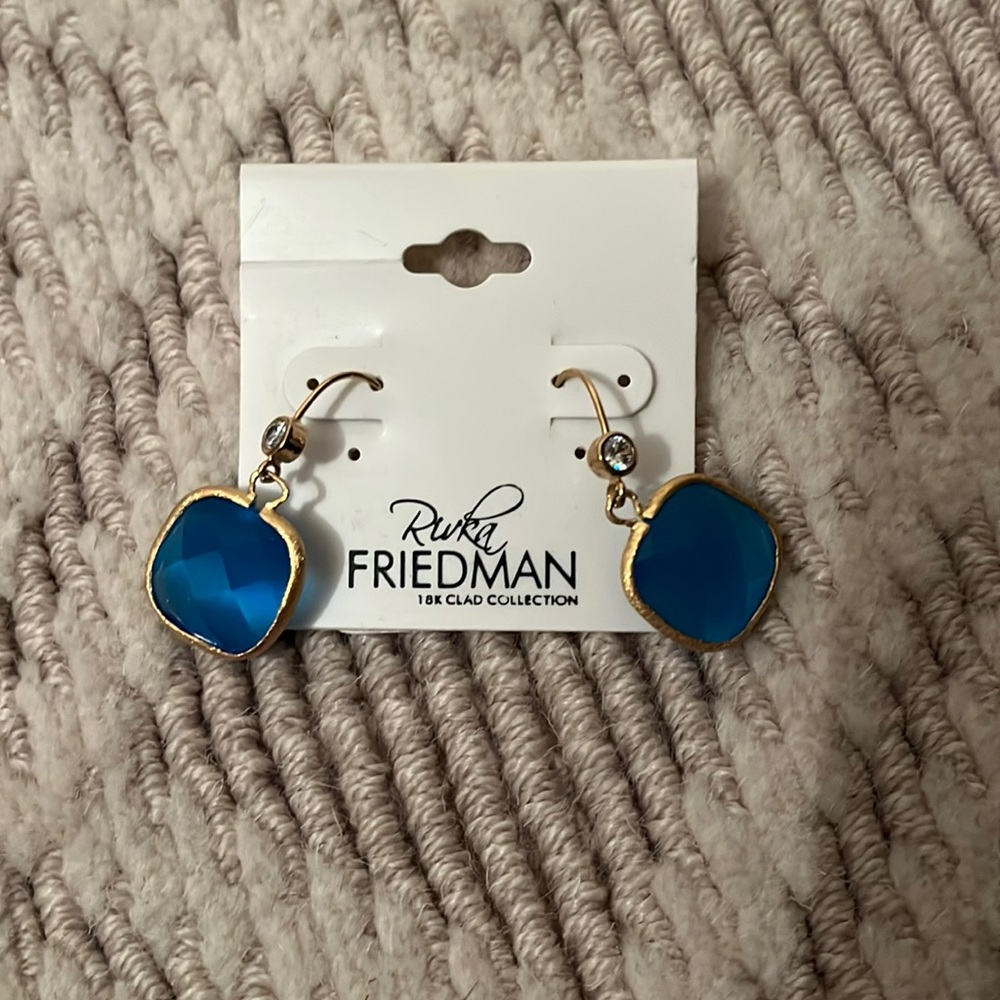 Gorgeous 18k clad earrings with a gorgeous stone